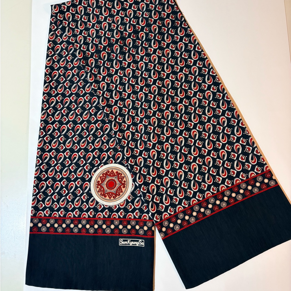 SunKyungSa Super Wax Print with Medallion Motif Black and Red Patterned Scarf